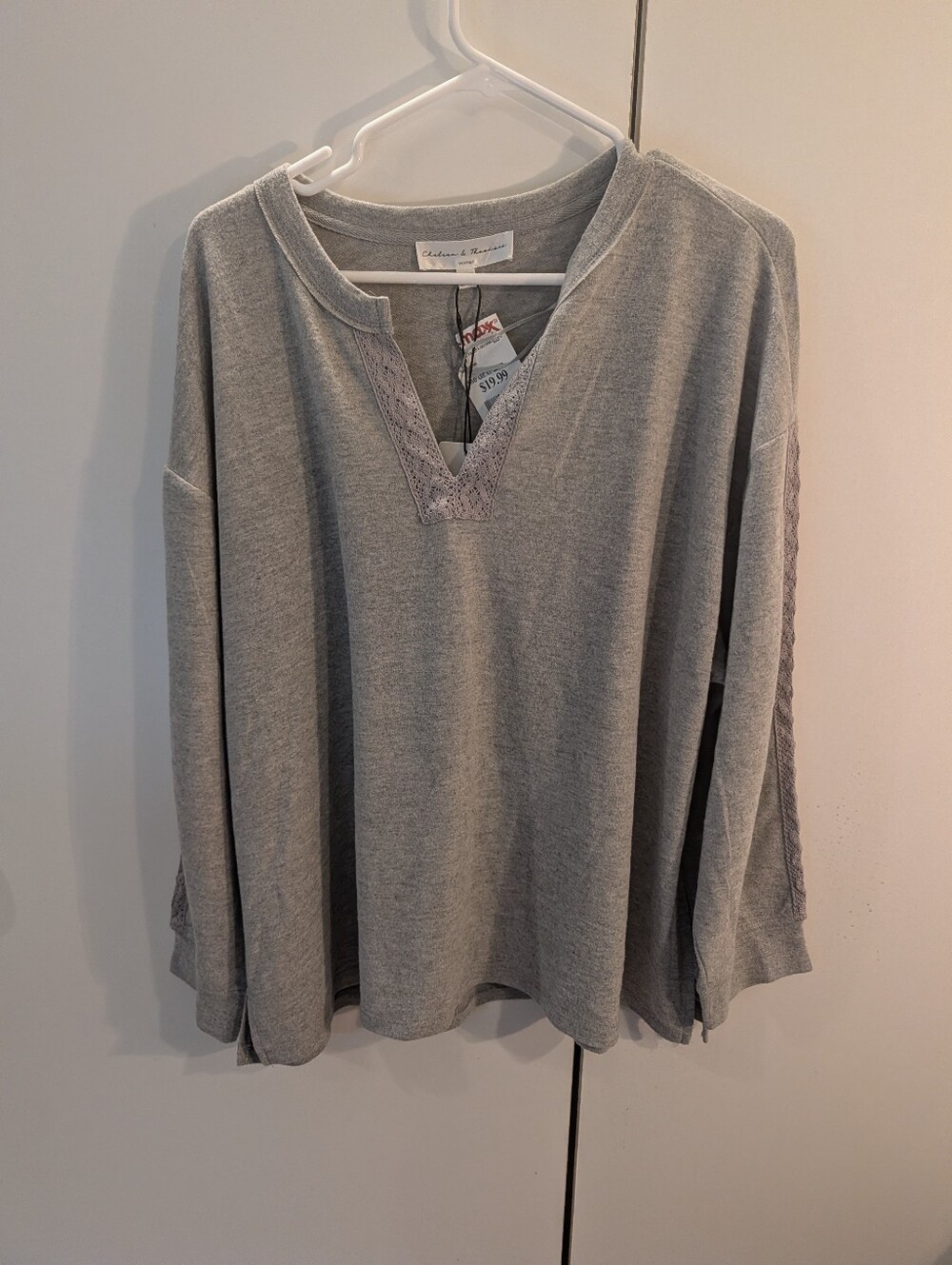Chelsea & Theodore Woman's 2X  Light Gray V-Neck Lace Accent Pullover NWT